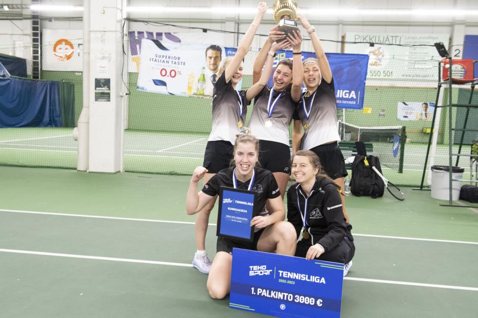 Smash-Kotkalle seurahistorian ensimmäinen sisäkenttien Suomen mestaruus - HVS hopeaa ja Smash pronssia